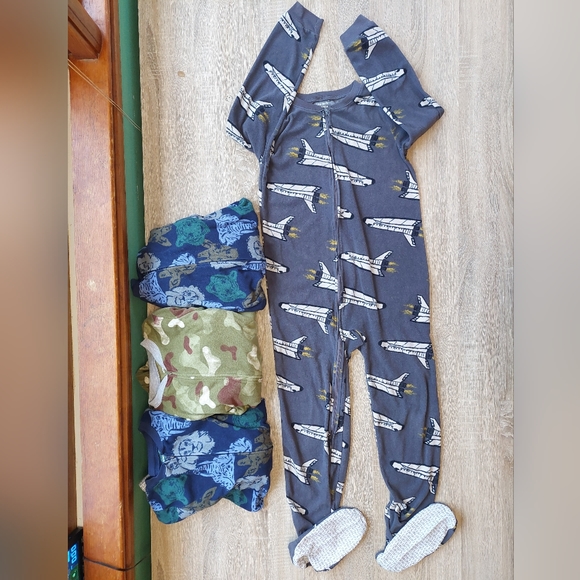 Bundle of Carter's fleece feet pajamas (update on bottom) - Picture 3 of 16